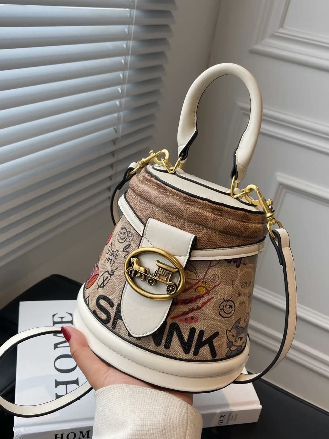 Horseshoe Bucket crossbody bags